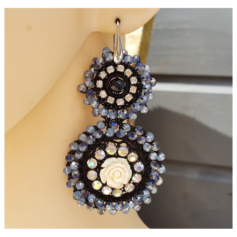Oorbellen met hanger van donker blauwe kristallen en bloem