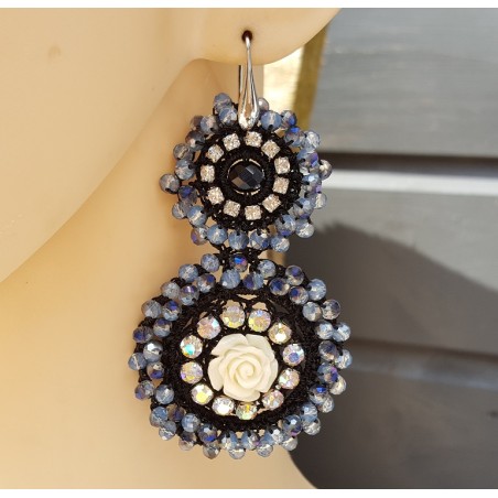 Oorbellen met hanger van donker blauwe kristallen en bloem