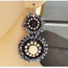 Oorbellen met hanger van donker blauwe kristallen en bloem