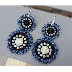 Oorbellen met hanger van donker blauwe kristallen en bloem