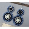 Oorbellen met hanger van donker blauwe kristallen en bloem