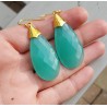 Vergulde oorbellen met grote aqua Chalcedoon briolet