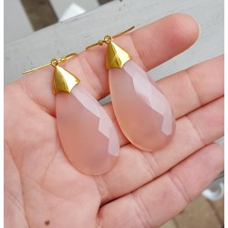 Vergulde oorbellen met grote roze Chalcedoon briolet
