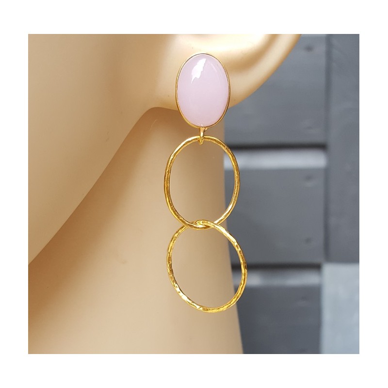 Vergulde oorbellen met roze Chalcedoon en gouden ringen