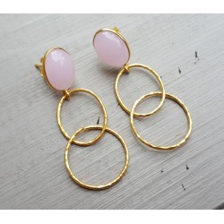 Vergulde oorbellen met roze Chalcedoon en gouden ringen