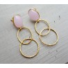 Vergulde oorbellen met roze Chalcedoon en gouden ringen