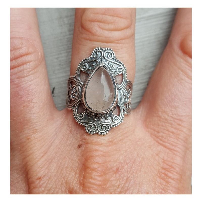 Zilveren ring gezet met Rozenkwarts en bewerkte kop