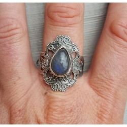Zilveren ring gezet met Labradoriet en bewerkte kop 18.5