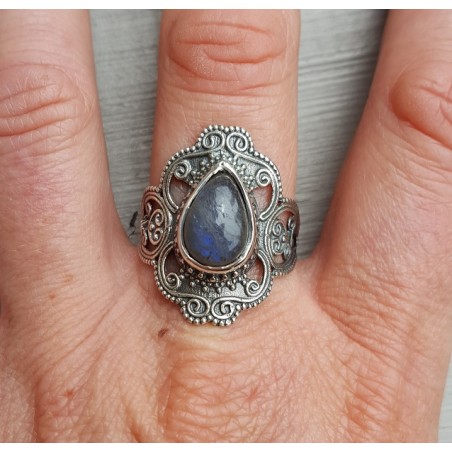 Zilveren ring gezet met Labradoriet en bewerkte kop 18.5