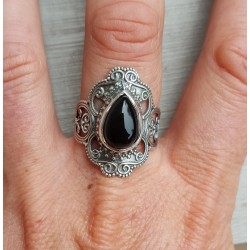 Zilveren ring gezet met zwarte Onyx en bewerkte kop 17.7
