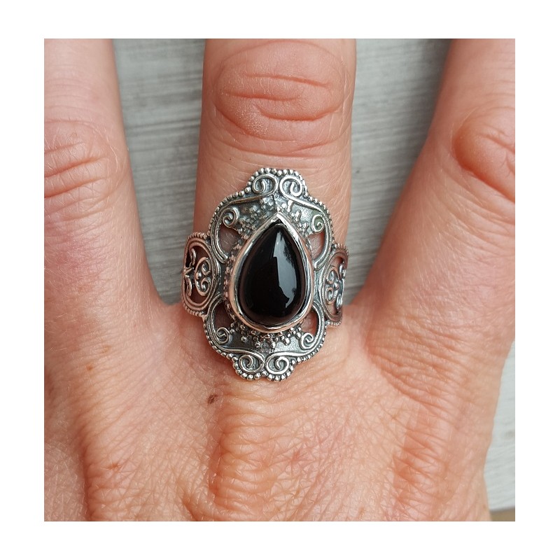 Zilveren ring gezet met zwarte Onyx en bewerkte kop 17.7