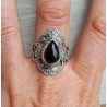 Zilveren ring gezet met zwarte Onyx en bewerkte kop 17.7