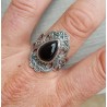 Zilveren ring gezet met zwarte Onyx en bewerkte kop 17.7