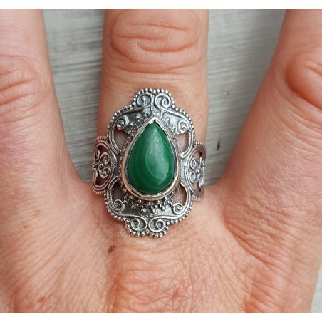 Zilveren ring gezet met Malachiet en bewerkte kop 18