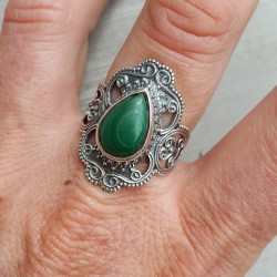 Zilveren ring gezet met Malachiet en bewerkte kop 18