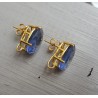 Vergulde oorknoppen gezet met Ioliet blauwe quartz