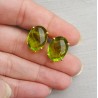Vergulde oorknoppen gezet met Peridot quartz