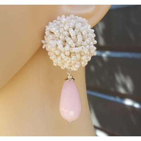 Oorbellen oorknoppen van witte kraaltjes en roze Jade briolet