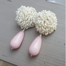 Oorbellen oorknoppen van witte kraaltjes en roze Jade briolet
