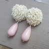Oorbellen oorknoppen van witte kraaltjes en roze Jade briolet