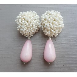 Oorbellen oorknoppen van witte kraaltjes en roze Jade briolet