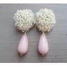 Oorbellen oorknoppen van witte kraaltjes en roze Jade briolet