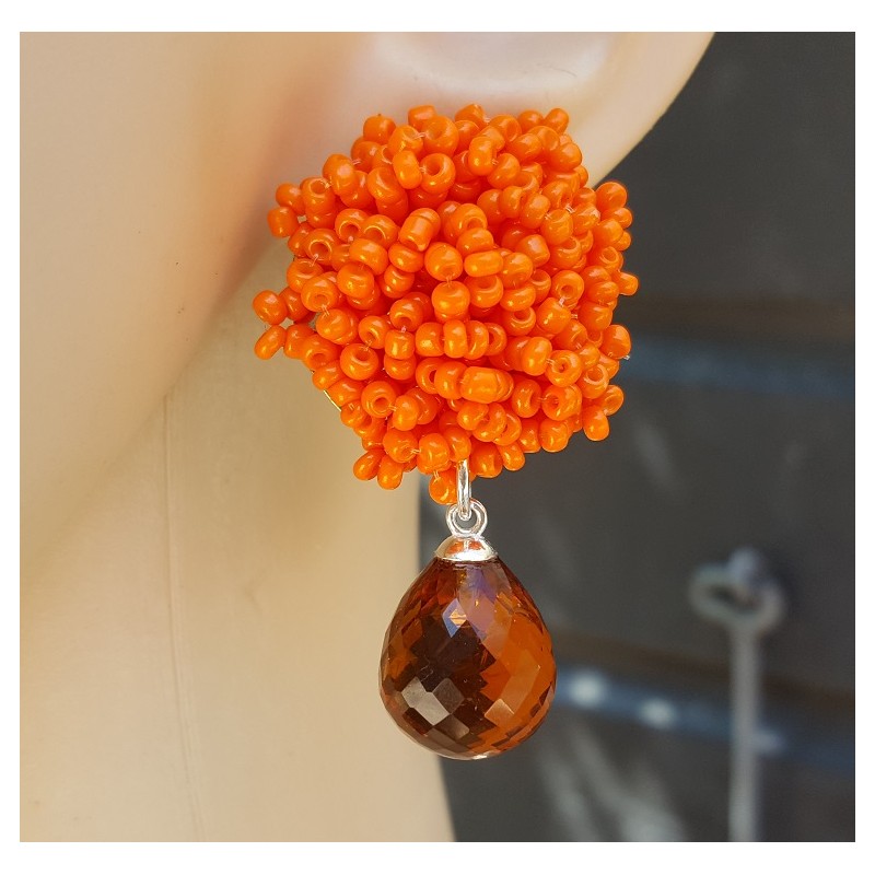 Oorbellen oorknoppen van oranje kraaltjes en Citrien quartz