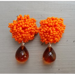 Oorbellen oorknoppen van oranje kraaltjes en Citrien quartz