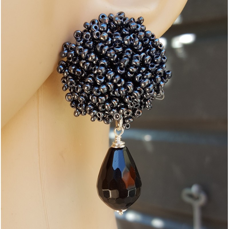 Oorbellen met oorknoppen van zwarte kraaltjes en zwarte Onyx