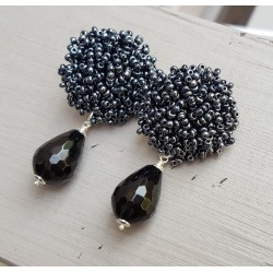 Oorbellen met oorknoppen van zwarte kraaltjes en zwarte Onyx