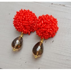 Oorbellen met oorknoppen van rode kraaltjes en Smokey Topaas briolet