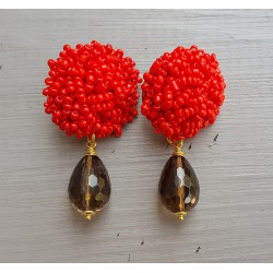 Oorbellen met oorknoppen van rode kraaltjes en Smokey Topaas briolet