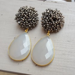 Vergulde oorbellen met kraaltjes en grijze Chalcedoon