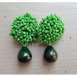 Oorbellen met oorknoppen van groene kraaltjes en Emerald briolet