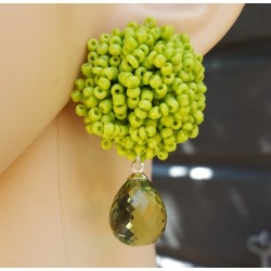 Oorbellen met oorknoppen van groene kraaltjes en groene Amethist