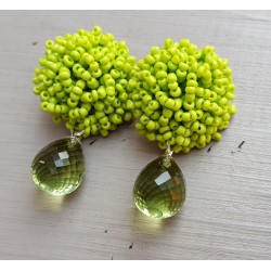 Oorbellen met oorknoppen van groene kraaltjes en groene Amethist