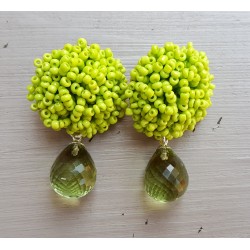 Oorbellen met oorknoppen van groene kraaltjes en groene Amethist