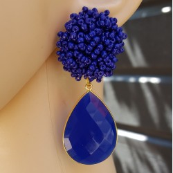Vergulde oorbellen met blauwe kraaltjes en blauw Chalcedoon briolet