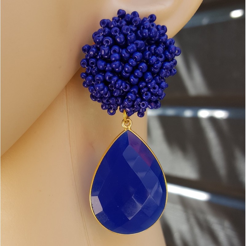 Vergulde oorbellen met blauwe kraaltjes en blauw Chalcedoon briolet