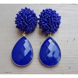Vergulde oorbellen met blauwe kraaltjes en blauw Chalcedoon briolet