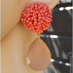 Vergulde oorbellen met kraaltjes en roze Chalcedoon briolet