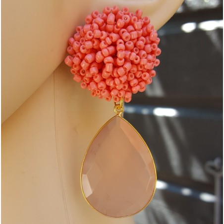 Vergulde oorbellen met kraaltjes en roze Chalcedoon briolet