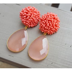 Vergulde oorbellen met kraaltjes en roze Chalcedoon briolet