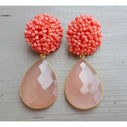 Vergulde oorbellen met kraaltjes en roze Chalcedoon briolet