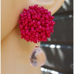 Oorbellen met oorknoppen van fuchsia roze kraaltjes en roze Topaas briolet