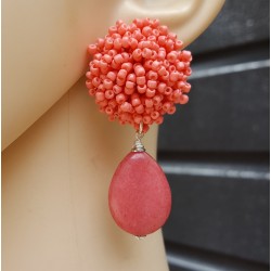 Oorbellen met oorknoppen van kraaltjes en Jade briolet