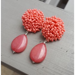 Oorbellen met oorknoppen van kraaltjes en Jade briolet