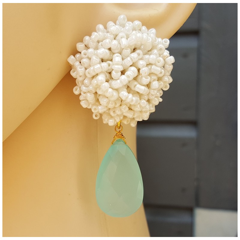 Oorbellen met oorknoppen van witte kraaltjes en aqua Chalcedoon briolet