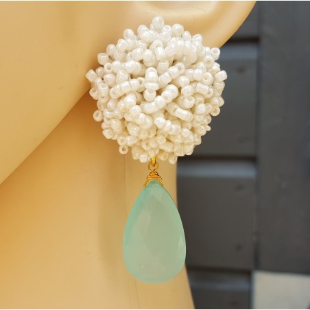 Oorbellen met oorknoppen van witte kraaltjes en aqua Chalcedoon briolet