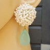 Oorbellen met oorknoppen van witte kraaltjes en aqua Chalcedoon briolet